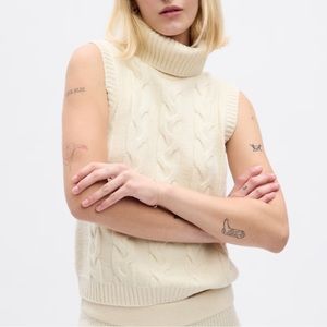 Women’s CashSoft Cable-Knit Turtleneck Sweater Tank in sz M - Birch Beige (NWT)